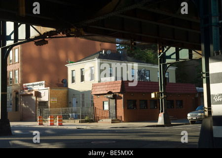Unter der Flushing Line erhöhte u-Bahn in Long Island City in Queens Stockfoto