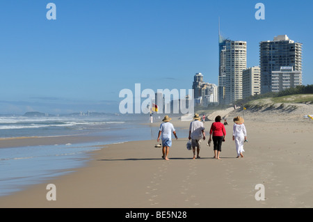 Menschen zu Fuß am Strand von Surfers Paradise, Gold Coast, Queensland, Australien Stockfoto