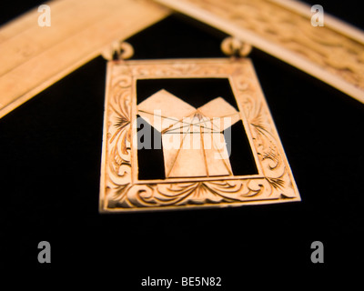 Satz des Pythagoras mit einem Diagramm symbolisiert eingraviert auf einem Freimaurer Past Master-Medaille Juwel in Gold. Stockfoto