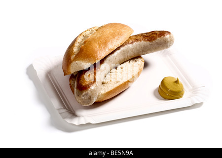 Bratwurst Wurst im Brötchen mit Senf auf einem Pappteller Stockfoto