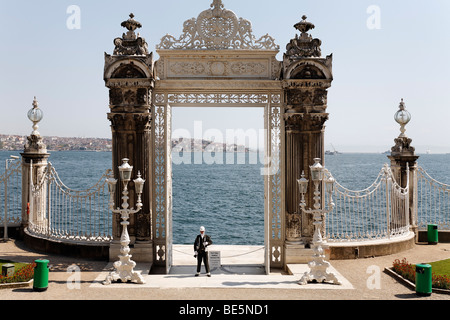 Haupttor am Bosporus-Ufer, mit wachen, Dolmabahce Palast, Besiktas, Istanbul, Türkei Stockfoto