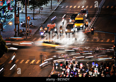 Kreuzung mit Verkehr bei Nacht, Ho Chi Minh Stadt, Saigon, Vietnam, Asien Stockfoto