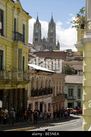 Ecuador. Quito. Historischen Zentrum. Guayaquil-Straße und der Basilika del Voto Nacional (XIX-XX Jahrhundert) im Hintergrund. Stockfoto