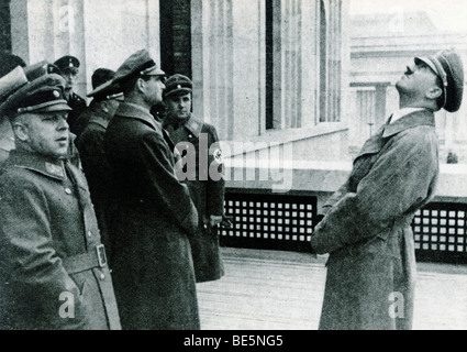 Adolf Hitler inspiziert das neue Fuehrerbau Gebäude am Platz, Pinakothek, links von ihm Reichsleiter Reich Führer Amann, Rudo Stockfoto