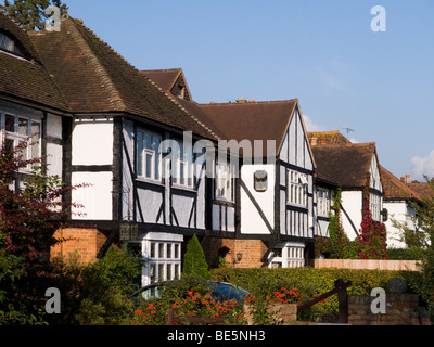 Reihe von mock Tudor 1930 Einfamilienhäusern in Esher, Surrey. VEREINIGTES KÖNIGREICH. Stockfoto