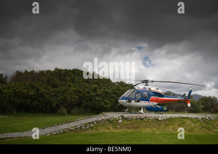 Franz Josef Gletscher Hubschrauber, warten auf dem Landeplatz Take Off vorbereiten. Stockfoto