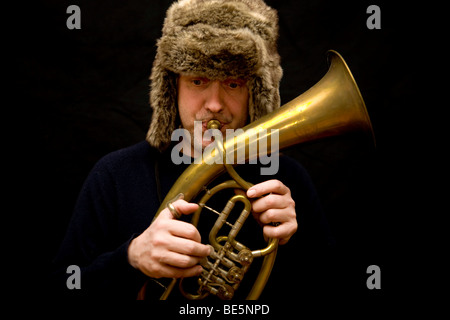 Musiker mit Pelzmütze auf ein Tenorhorn spielen Stockfoto