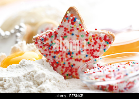 Stilleben, Backzutaten und Weihnachtsgebäck, Perlen bunte Zucker Stockfoto