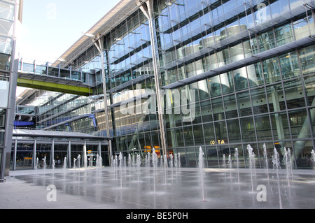 Innenhof-Brunnen, Terminal 5 Heathrow Airport. London Borough of Hounslow, Greater London, England, United Kingdom Stockfoto