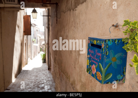 Eine persönliche Mailbox in einer ruhigen engen Straße in die mittelalterliche Bastide Stadt Monflanquin, Lot et Garonne, Aquitaine, Frankreich Stockfoto