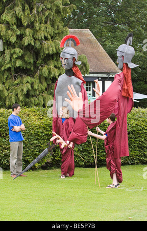 Riesige Marionetten von römischen Legionären bei St Albans Albantide Pilgerfahrt Stockfoto