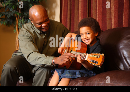 Vater Lehre Sohn, Gitarre zu spielen Stockfoto