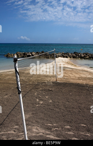 Volleyballnetz am Strand in der Nähe von Meer. Stockfoto