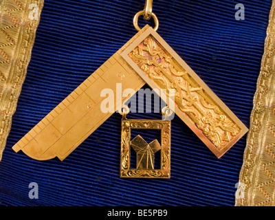 Freimaurer-Past Master-Medaille Juwel mit rechtwinklige Set quadratische Symbol in 18 Karat Gold. Stockfoto