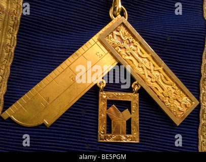 Freimaurer-Past Master-Medaille Juwel mit rechtwinklige Set quadratische Symbol in 18 Karat Gold. Stockfoto