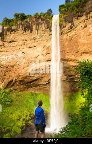 Eine Frau betrachten Sipi Falls an den Hängen des Mount Elgon im Osten von Uganda. Stockfoto