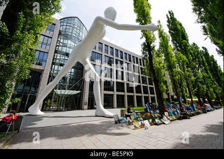 Menschen wandern, Skulptur von Jonathan Borofsky, 1995, vor dem Gebäude der Muenchener Rueckversicherung Versicherung compa Stockfoto
