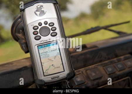 Ein GPS-Gerät montiert auf der Windschutzscheibe des Land Rover in Uganda. Stockfoto