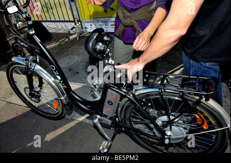 Paris, Frankreich, Shopping, Besucher der alterativen Transportation Show, 'Fete des Transport', Frau, die 'Elektrofahrrad' sucht, Radfahren Stockfoto