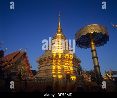 Thailand, Chiang Mai, vergoldeten Chedi und Sonnenschirm am Wat PhraThat Doi Sutep, das Tempel-Kloster auf dem Heiligen Berg Stockfoto