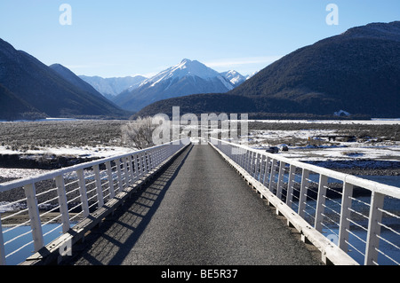 Mt weiße Brücke über den Waimakariri River, in der Nähe von Arthurs Pass Road, Canterbury, Südinsel, Neuseeland Stockfoto