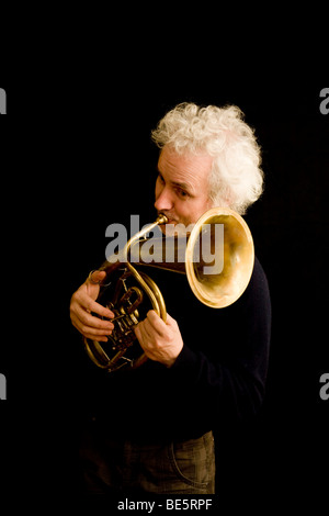 Musiker des Tenorhorns Stockfoto