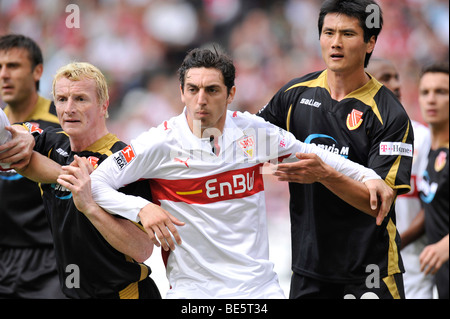 Gerangel im Torraum, von links nach rechts: Mariusz Kukielka, FC Energie Cottbus, FC, Roberto Hilbert, VfB Stuttgart, Jiayi Shao Stockfoto