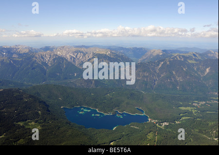 Blick vom Berg Zugspitze in Richtung Norden über See Eib und der Talstation Grainau, Landkreis Garmisch-Partenkirchen Stockfoto