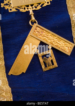 Freimaurer-Past Master-Medaille Juwel mit rechtwinklige Set quadratische Symbol in 18 Karat Gold. Stockfoto