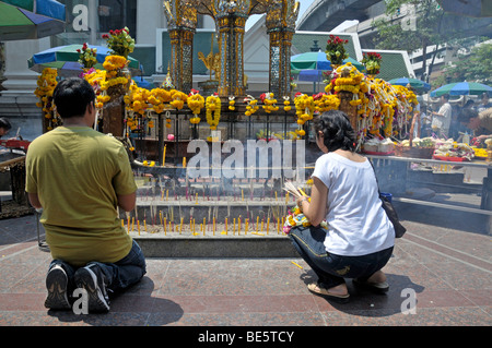 Gläubige im Gebet mit Weihrauch, Erawan-Schrein, Bangkok, Thailand, Asien Stockfoto