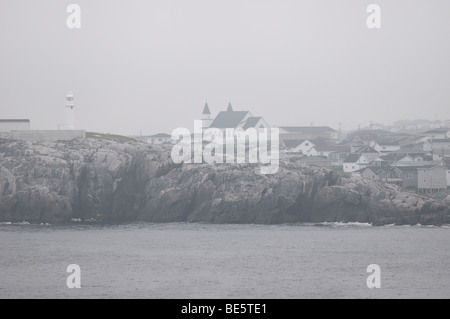 Kanal Leamington Neufundland Leuchtturm und der Anglikanischen Kirche von der Küste im Nebel Cabot strait Atlantik maritimes Stockfoto