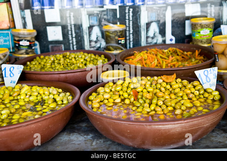 Leckere marokkanische Oliven verkauft in jedem Markt / Basar in Marokko. Stockfoto