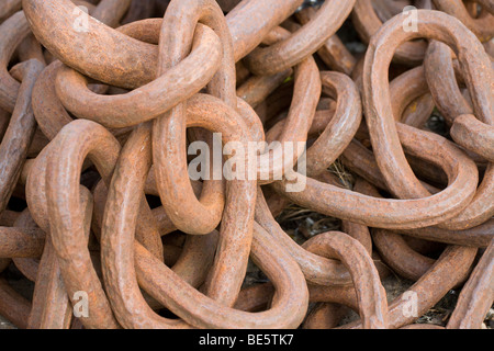 Rusty Kettenglieder. Ein Haufen von großen rosten Kettenglieder, die einst der Ankerleine für einen großen kommerziellen Anker bildeten. Stockfoto