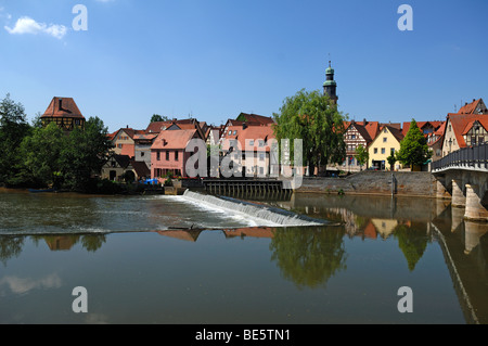 Blick auf den Fluss Pegnitz mit Mühle, in der Rückseite der Nikolai-Kirche, eine der Pegnitz, Lauf Middle Franconia, Bayern, G Stockfoto