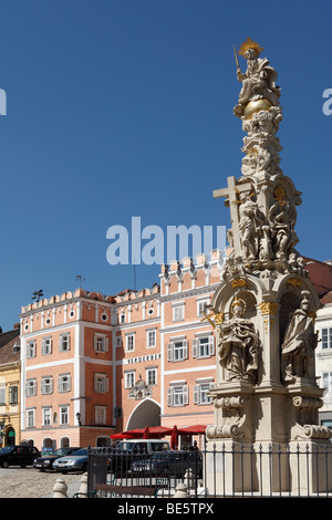 Hauptplatz mit Dreifaltigkeitssäule und Verderberhaus in Retz, Weinviertel, Niederösterreich, Österreich Stockfoto