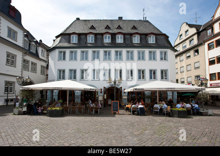 Touristen sitzen in einem Café am Jesuitenplatz Square, Koblenz, Rheinland-Pfalz, Deutschland, Europa Stockfoto