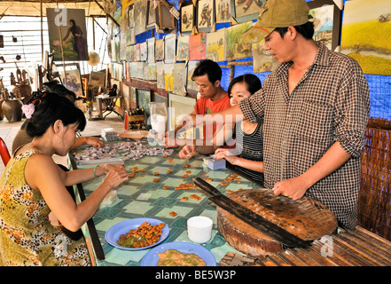 Arbeiter in einer Fabrik, Verpackung Reis Süßigkeiten, Süßwarenfabrik, Vinh Long, Mekong Delta, Vietnam, Südostasien Stockfoto