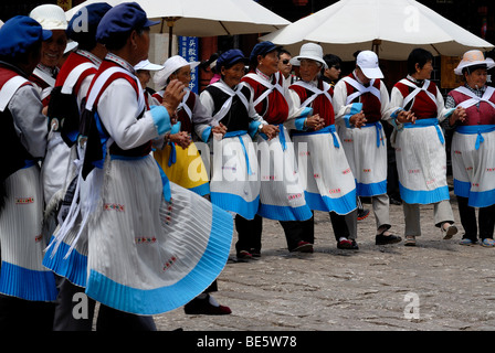 Ältere Frauen der Naxi-Minderheit in Naxi Tracht Durchführung öffentlicher Volkstanz, Lijiang, Yunnan, Süd-China, China, Asien Stockfoto