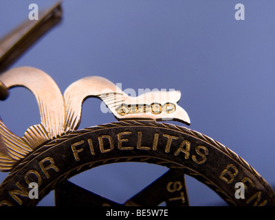 Ein 9 Karat Gold Hallmark auf einem Freimaurer Medaille / Juwel. Stockfoto