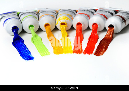 Farbtuben mit verschiedenen Farben auf einer weißen Fläche verteilt Stockfoto