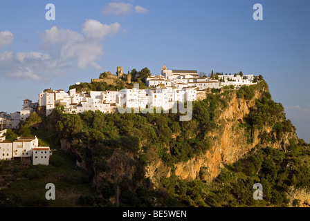 Weißen Häusern und der Burg von Casares im weichen Abendlicht, Andalusien, Spanien, Europa Stockfoto