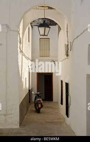 Eine Gasse mit einem Bogen in Arcos De La Frontera, Andalusien, Spanien, Europa Stockfoto