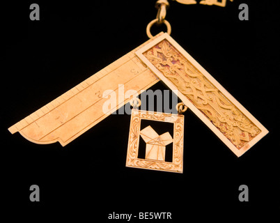 Freimaurer-Past Master-Medaille Juwel mit rechtwinklige Set quadratische Symbol in 18 Karat Gold. Stockfoto