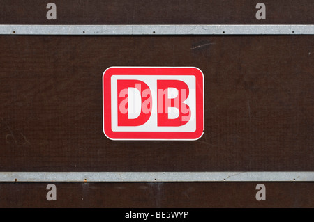 DB Deutsche Bahn Aufkleber auf einer Holzkiste für Seetransport Stockfoto