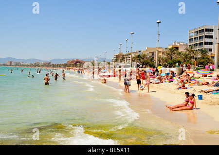 Menschen in El Arenal auf den Strand von Playa de Palma, Mallorca, Balearen, Spanien, Europa Stockfoto