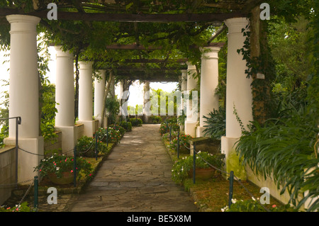 Die Kolonnade im Garten der Villa San Michele, die Heimat von Axel Munthe in Anacapri auf der Insel Capri in Italien gebaut Stockfoto
