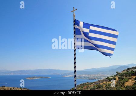 Griechische Flagge in der Nähe von Agios Nikolaos oder Ayios Nikolaos, Ostkreta, Kreta, Griechenland, Europa Stockfoto