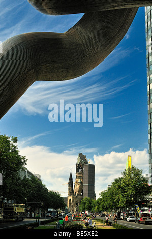 Kaiser Wilhelm Memorial Kirche-Kaiser-Wilhelm-Gedachiskirhe-Blick vom Kufustendamm, Berlin, Deutschland Stockfoto