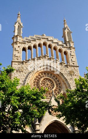 Fassade der Pfarrkirche Sant Bartomeu, katalanischer Modernismus von Antoni Gaudís Schüler Joan Rubió ich Bellver, Sóller, Mallorca, Bal Stockfoto