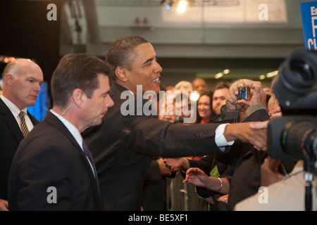 Pittsburgh, Pennsylvania, USA - Präsident Barack Obama schüttelt Hände mit Delegierten der AFL-CIO-Konvents. Stockfoto